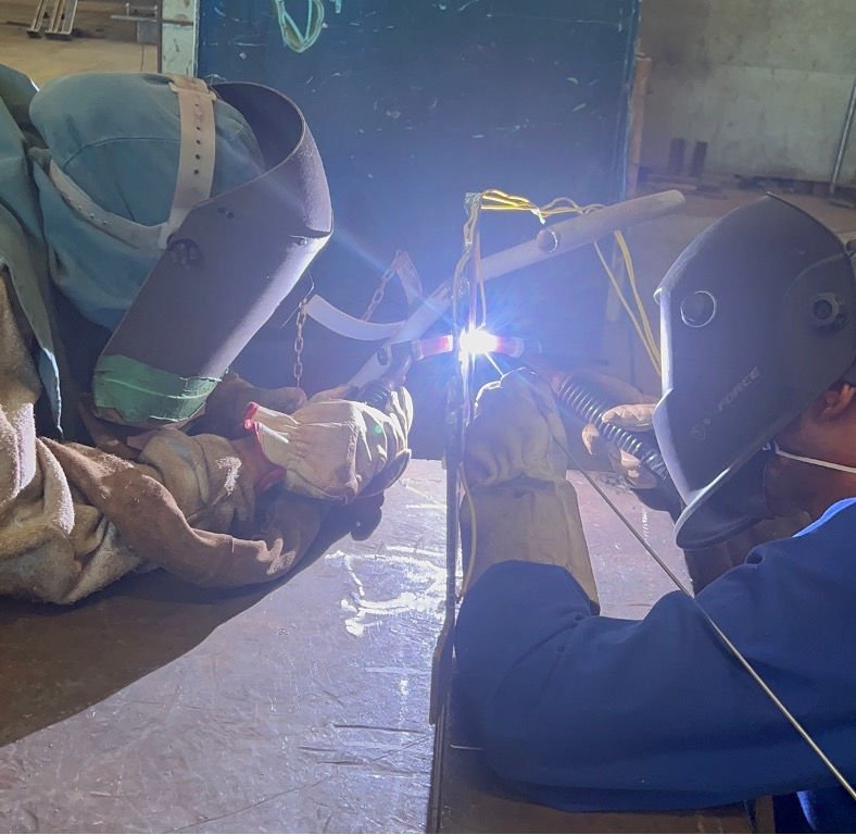 Soldadores realizando o segundo arco do processo TIG dupla fusão pelo lado oposto da chapa