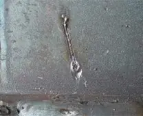 Cordão de solda TIG sobre chapa metálica mostrando o resultado da proteção gasosa