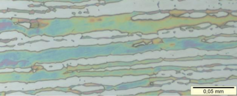 Micrografia mostrando a microestrutura bifásica de austenita e ferrita de um aço inoxidável duplex