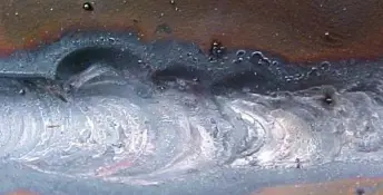 Foto de cordão de solda mostrando mordedura ao longo da margem da solda