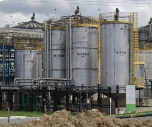 Tanques de armazenamento cilíndricos verticais em planta industrial
